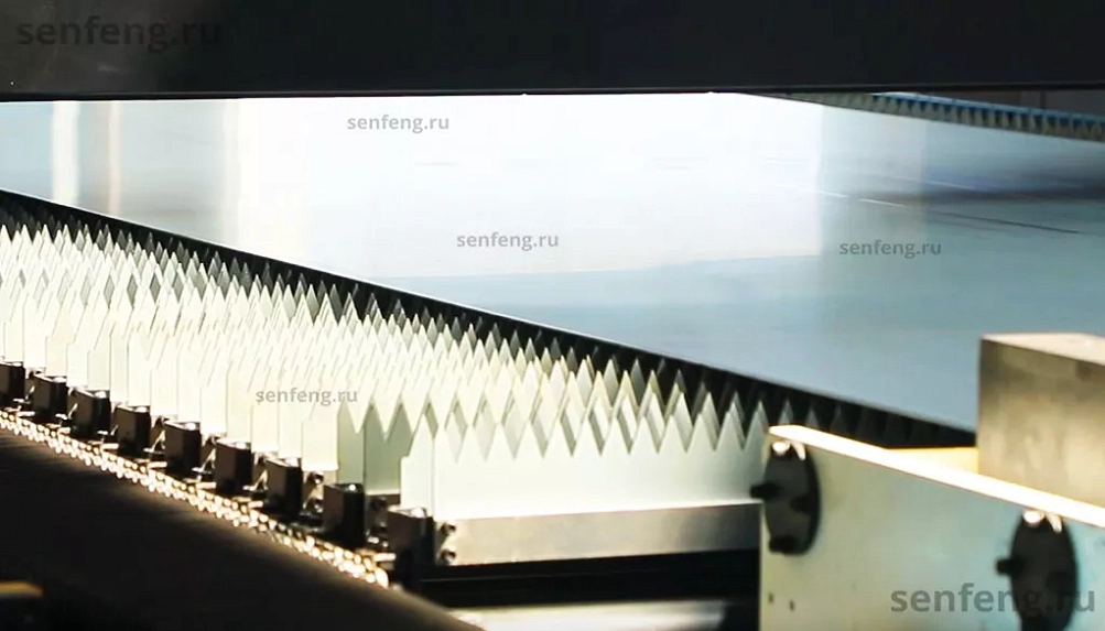 Senfeng SF1503CH – автоматизированный комплекс лазерной резки с рулонной подачей и кабинетной защитой. Толщина рулонного материала – до 3 мм, ширина – до 1500 мм. Мощность излучателя – от 3 до 6 кВт.