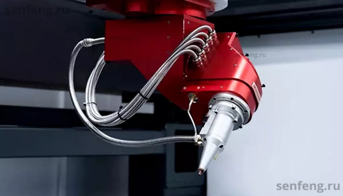 Senfeng SF3015TD - пятиосевой станок для лазерной резки объемных деталей сложной формы. С 180-градусной двухпозиционной вращающейся платформой. Рабочее поле 3000х1500 мм. Мощность от 1,5 до 4 кВт