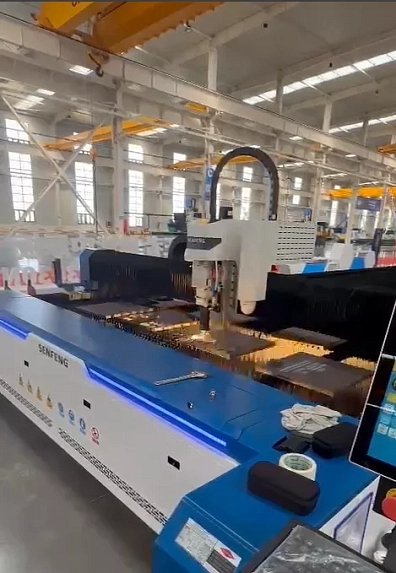 Senfeng SF6015N – лазерный станок резки металла открытого типа. Рабочее поле 6000х1500 мм. Мощность от 1,5 до 6 кВт.