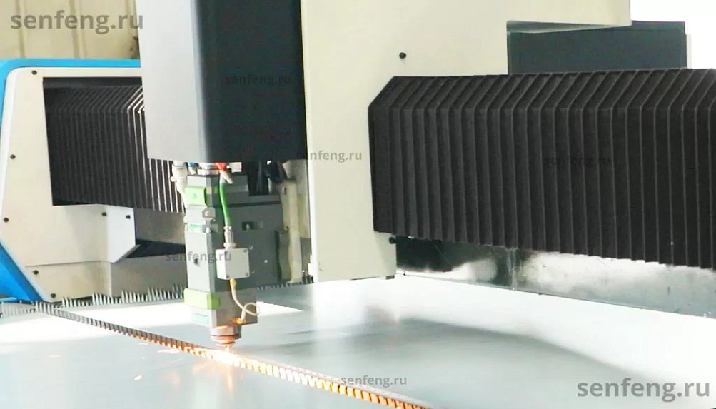 Senfeng SF1503CH – автоматизированный комплекс лазерной резки с рулонной подачей и кабинетной защитой. Толщина рулонного материала – до 3 мм, ширина – до 1500 мм. Мощность излучателя – от 3 до 6 кВт.