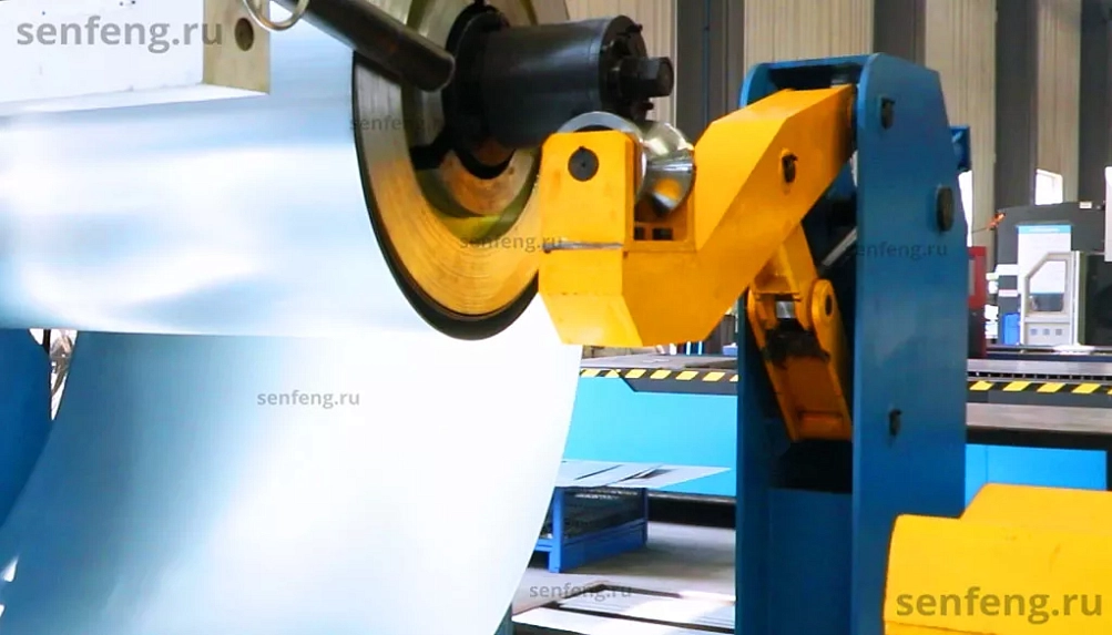 Senfeng SF1503CH – автоматизированный комплекс лазерной резки с рулонной подачей и кабинетной защитой. Толщина рулонного материала – до 3 мм, ширина – до 1500 мм. Мощность излучателя – от 3 до 6 кВт.