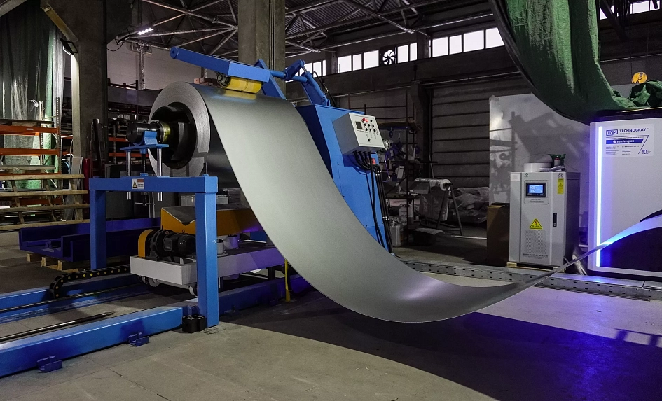 Senfeng SF1503CLH – автоматизированный комплекс лазерной резки с рулонной подачей и кабинетной защитой. Толщина рулонного материала – до 3 мм, ширина – до 1500 мм. Мощность излучателя – от 3 до 6 кВт.