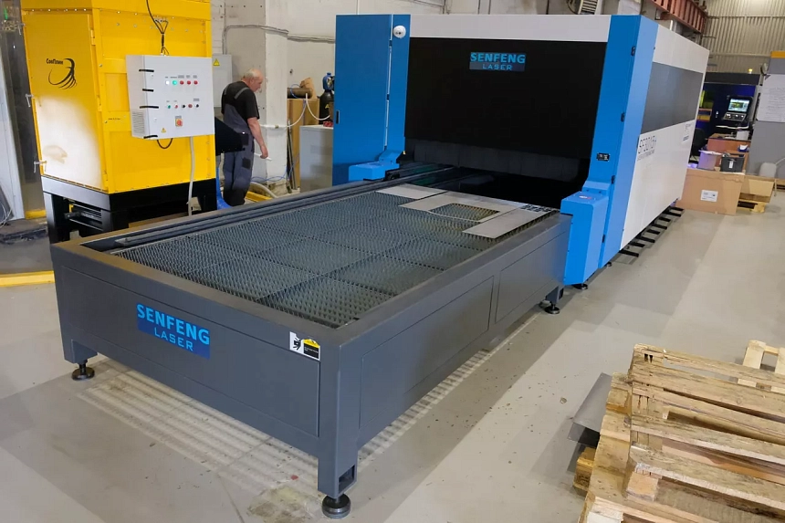 Senfeng SF3015HC – станок лазерной резки металла с защитой кабинетного типа и системой сменных столов. Рабочее поле 3000х1500 мм. Мощность от 1,5 до 12 кВт.