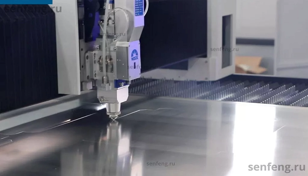Senfeng SF1502CH - автоматизированный комплекс лазерной резки с рулонной подачей и кабинетной защитой. Толщина рулонного материала до 2 мм, ширина до 1500 мм. Мощность от 1,5 до 6 кВт.