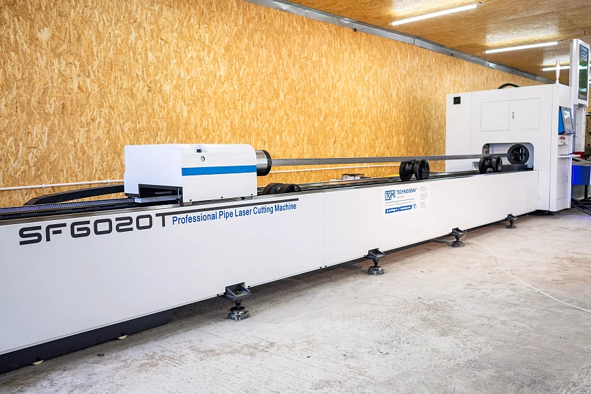 Senfeng SF6020T – станок для лазерной резки труб и профилей с защитной кабиной. Длина заготовок до 6 метров с диаметром до 220 мм. Мощность от 1,5 до 6 кВт.