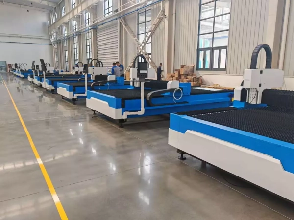 Senfeng SF4015N – лазерный станок резки металла открытого типа. Рабочее поле 4000х1500 мм. Мощность от 1,5 до 6 кВт.