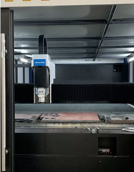 Senfeng SF6025H5 – сверхмощный станок лазерной резки металла с защитой кабинетного типа и системой сменных столов. Особо прочная станина и серводвигатели высокой мощности. Рабочее поле 6000х2500 мм. Мощность 12-100 кВт.