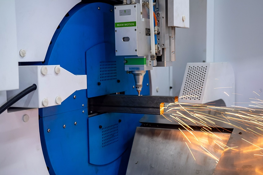 Senfeng SF6020T – станок для лазерной резки труб и профилей с защитной кабиной. Длина заготовок до 6 метров с диаметром до 220 мм. Мощность от 1,5 до 6 кВт.