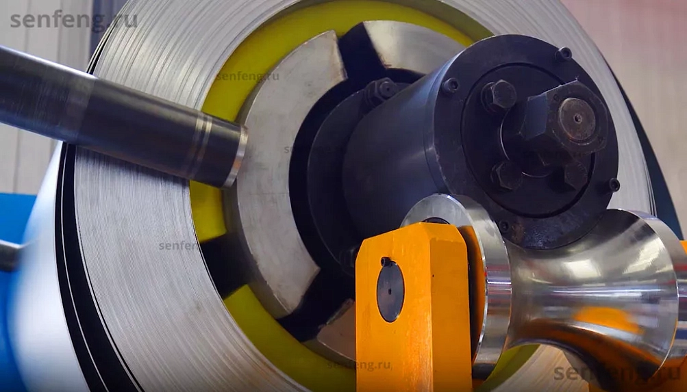 Senfeng SF1503CH – автоматизированный комплекс лазерной резки с рулонной подачей и кабинетной защитой. Толщина рулонного материала – до 3 мм, ширина – до 1500 мм. Мощность излучателя – от 3 до 6 кВт.