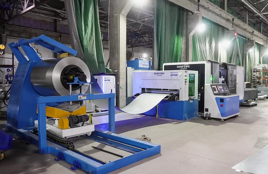 Senfeng SF1503CLH – автоматизированный комплекс лазерной резки с рулонной подачей и кабинетной защитой. Толщина рулонного материала – до 3 мм, ширина – до 1500 мм. Мощность излучателя – от 3 до 6 кВт.