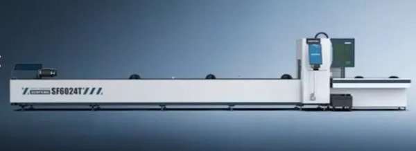 Senfeng SF6024T – станок для лазерной резки труб и профилей с защитной кабиной. Длина заготовок до 6 метров с диаметром до 240 мм. Мощность от 1,5 до 6 кВт.
