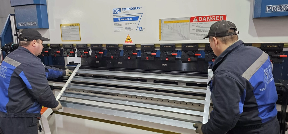 Senfeng BDE13032 - листогибочный пресс средней мощности, усилие гиба 130 тонн, длина заготовки до 3200 мм