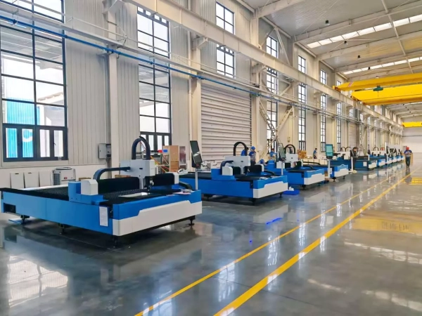 Senfeng SF4015N – лазерный станок резки металла открытого типа. Рабочее поле 4000х1500 мм. Мощность от 1,5 до 6 кВт.