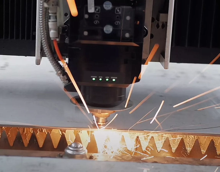 Senfeng SF6020H4 – высокомощный станок лазерной резки металла с защитой кабинетного типа и системой сменных столов. Рабочее поле 6000х2000 мм. Мощность от 6 до 60 кВт.