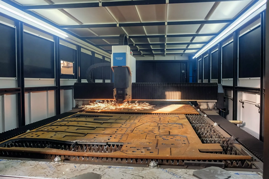 Senfeng SF6015H4 – высокомощный станок лазерной резки металла с защитой кабинетного типа и системой сменных столов. Рабочее поле 6000х1500 мм. Мощность от 6 до 60 кВт.