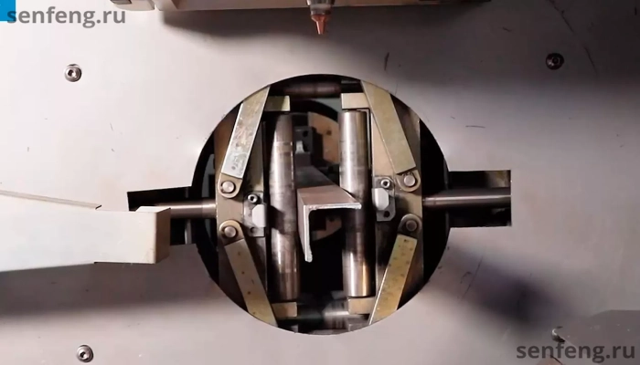 Senfeng SF12035NT - станок для лазерной резки трубы c тремя патронами и высокой производительностью. Длина трубы до 12 метров с диаметром до 350 мм. Мощность от 3 до 12 кВт/