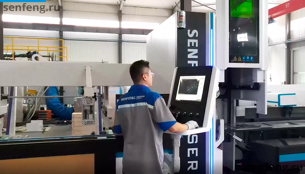 Senfeng SF9035NT – станок для лазерной резки трубы с тремя патронами. Длина трубы до 9 метров с диаметром до 350 мм. Мощность от 3 до 12 кВт.